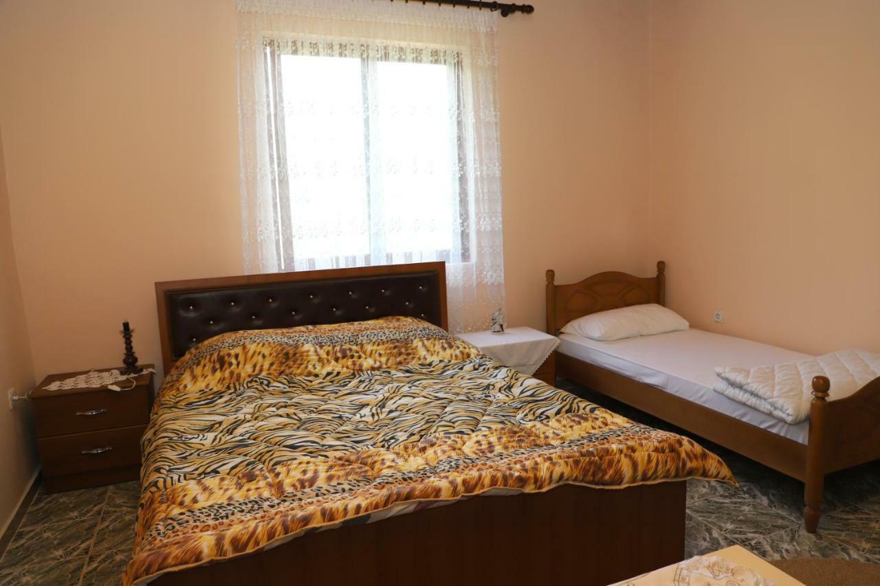 Guest House Pashollari Berat Bagian luar foto