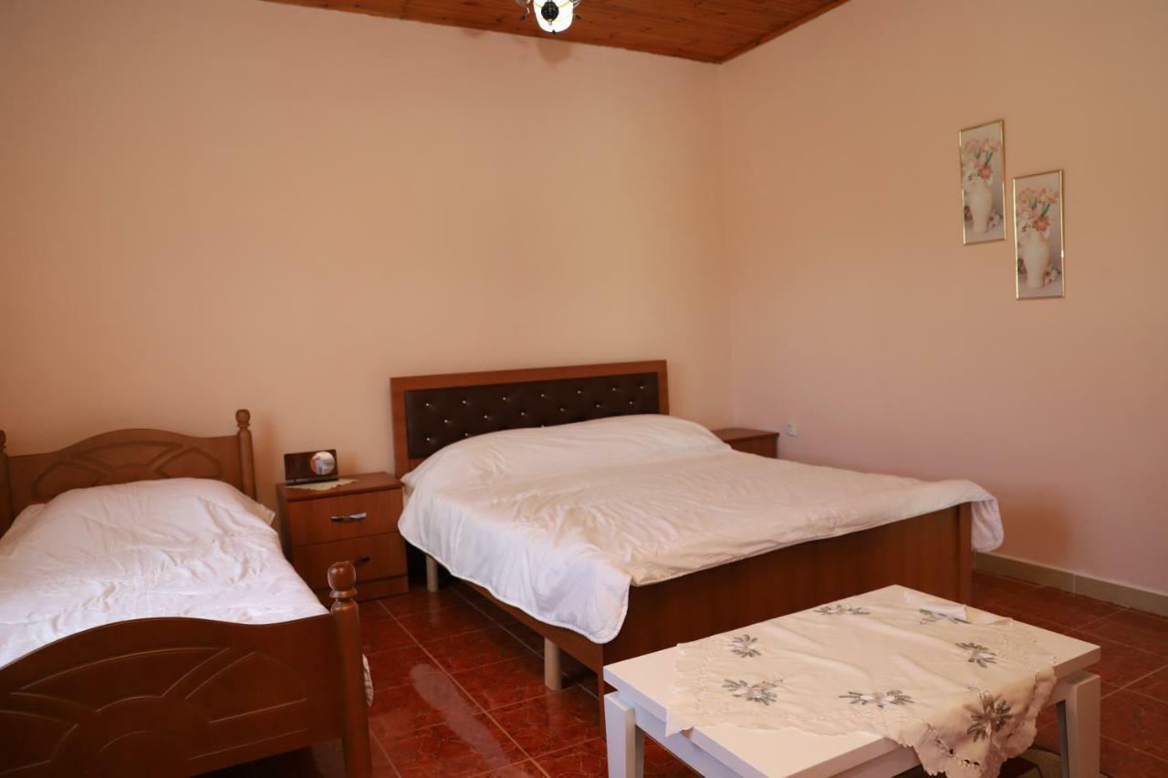 Guest House Pashollari Berat Bagian luar foto