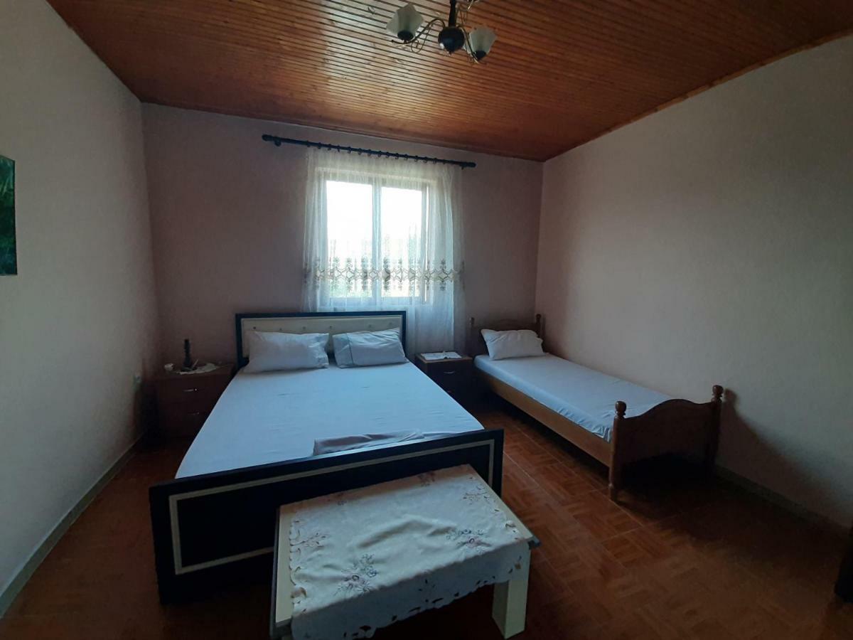 Guest House Pashollari Berat Bagian luar foto