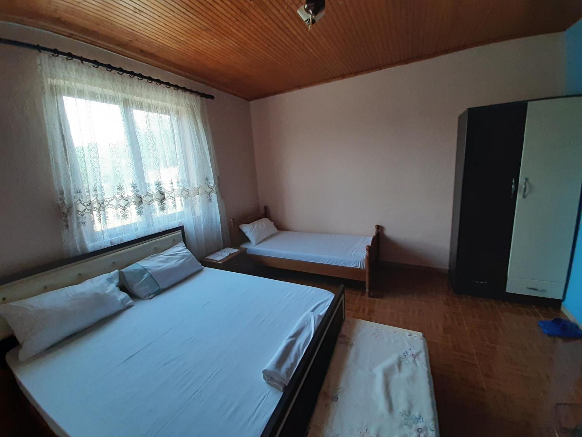 Guest House Pashollari Berat Bagian luar foto